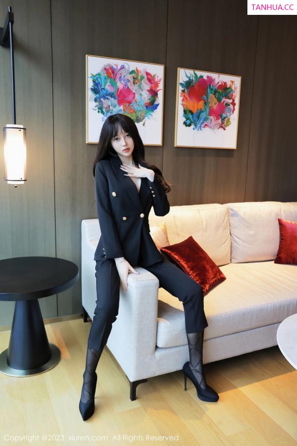 玥儿玥  [XiuRen]高清写真图 2023.10.13 No.7502 玥儿玥er 制服美腿第8张图片